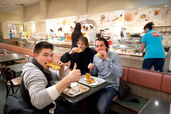 \"Nijmegen, 16-12-2010 . Bij de Hema (alle Hema\'s) kun je ontbijten voor ï¿½1,-   Daan Hulsman,  Rik Bottenberk, Stef van de Lockkant zijn maar studenten\"