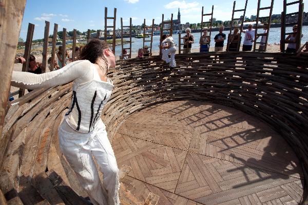 \"Nijmegen, 19-7-2010 . Zomerfeesten, Vierdaagse, 
Dans theater Telder , Waalstrand Habana\"