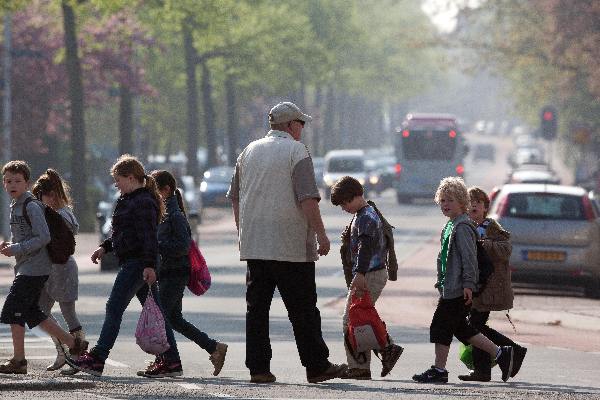 \"Nijmegen, 27-8-2010 . Kinderen steken de straat over op drukke Berg en Dalseweg\"