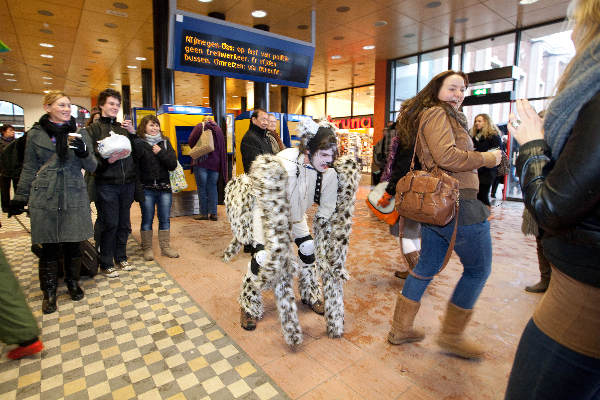 \"Nijmegen, 16-12-2010 . In de stationshal NIJMEGEN wordt om precies 1 minuut voor 12 een protest ten gehore gebracht door artiesten. Ze protesteren tegen de cultuurbezuinigingen\"