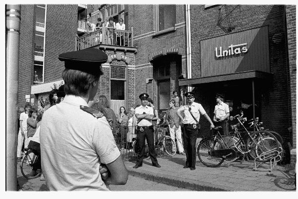 \"Nijmegen, januari 1984. Inval door politie in werklozencentrum Unitas ivm voordeurdelerakties. Unitas verdacht en beticht van  illigale akties.\"