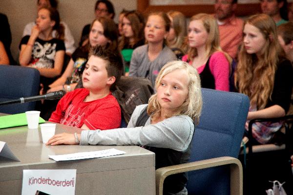 \"kindergemeenteraad, VEEL kinderen in de raadzaal van gemeentehuis Beuningen\"