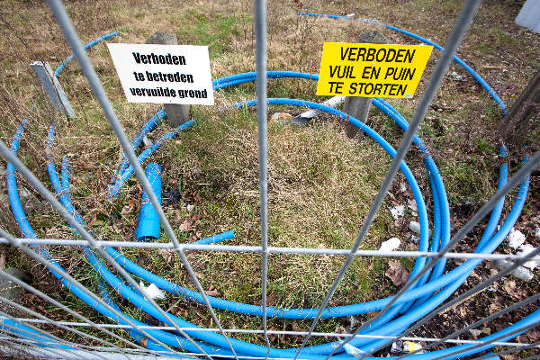 \"Nijmegen, 28-3-2011 . Borden met verboden te storten en giftige grond op voormalig smit draadterrein. welk bord stond nou het eerste? Groenestraat\"