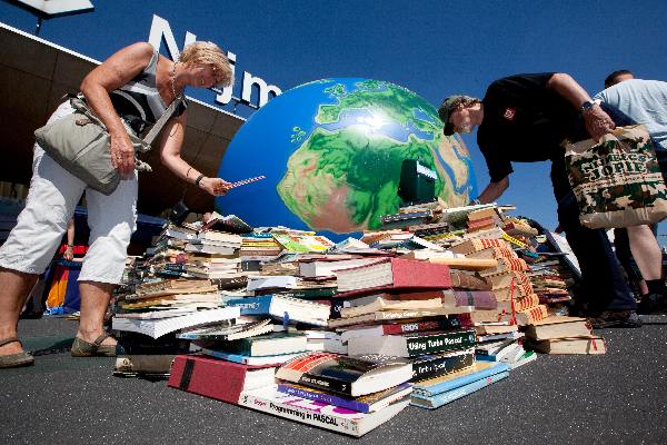 \"Nijmegen, 19-7-2010 . Zomerfeesten, Vierdaagse
Boekenberg met paar duizend boeken op pleni station, kunnen reizigers gratis meenemen\"