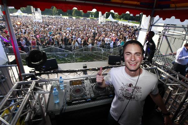 \"Nijmegen, 4-9-2010 . Dance in the park, house, dance in het Goffertpark. DJ Gregor Salto\"