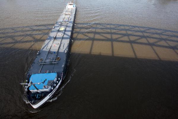 \"Boot onder de Waalbrug\"