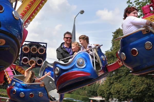 \"Groesbeek: Drukte en gezelligheid op de kermis\"