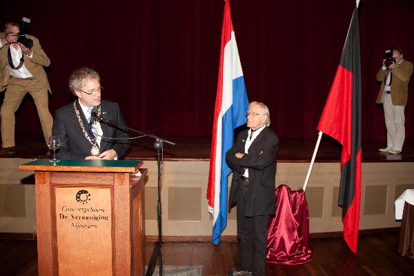 \"Nijmegen, 29-4-2010 .  Lintjesregen 2010. Jan van Teefelen\"