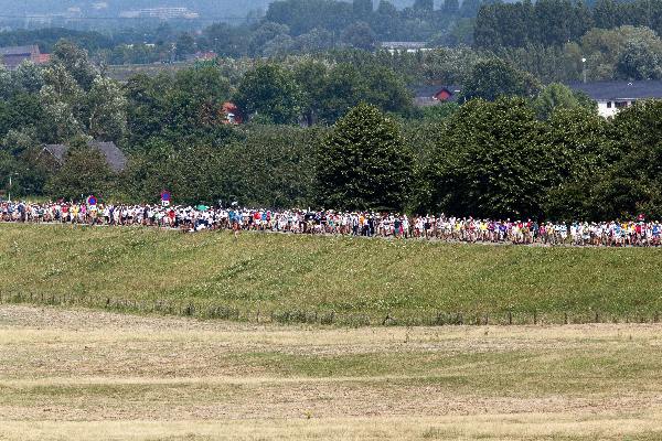 \"Nijmegen, 20-7-2010 . Zomerfeesten, Vierdaagse, Eerste dag, Oosterhoutse dijk\"