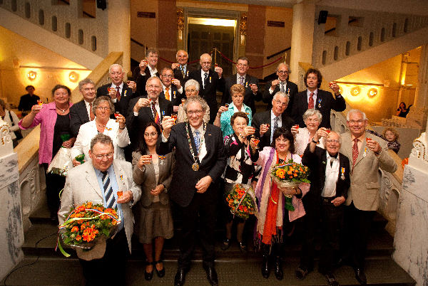 \"Nijmegen, 29-4-2010 . Lintjesregen 2010, groepsfoto met burgemeester de Graaf in de Vereeniging\"