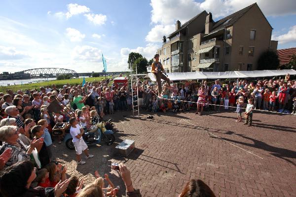 \"Lent: Lentse Oeverspelen (kunstmarkt Waalstrand) , de Kunstsprong aktiviteiten, theater LEELA\"