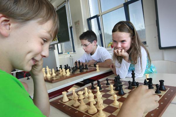 \"Nijmegen, 6-9-2010 . Hoogbegaafde kinderen van de Hazesprong spelen schaak. vlnr: Joris, Dries, Vivienne,\"