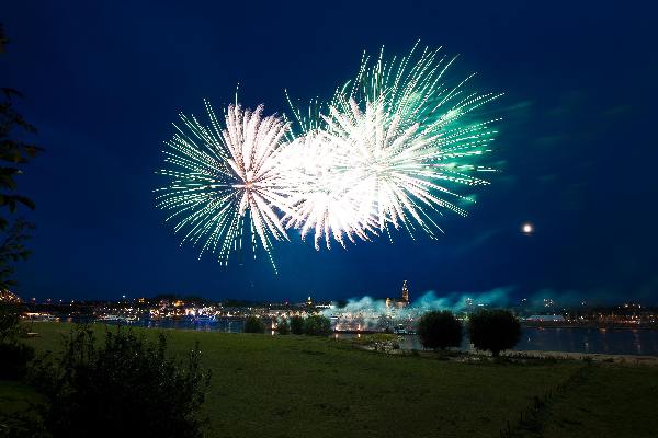 \"Nijmegen, 20-7-2010 . Zomerfeesten, Vierdaagse, Vuurwerk\"