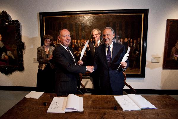 \"Nijmegen, 29-04-2010 . Valkhofmuseum, de Vrede van Nijmegen nogmaals ondertekent door de ambassadeurs van Spanje en Frankrijk bij de expositie van zeg niet gobelins , die vroeger in het gemeentehuis hingen.\"