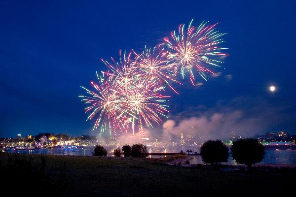 \"Nijmegen, 20-7-2010 . Zomerfeesten, Vierdaagse, Vuurwerk\"