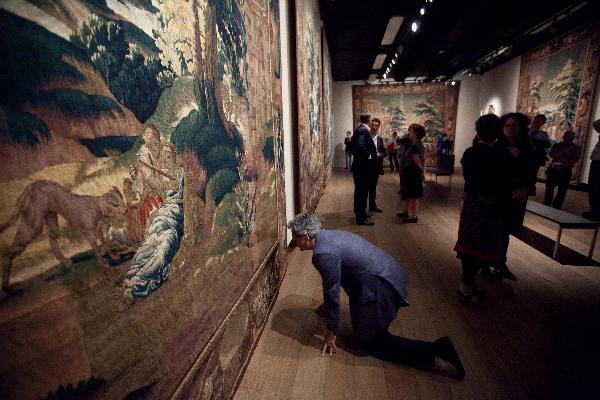 \"Nijmegen, 29-04-2010 . Valkhofmuseum, de Vrede van Nijmegen nogmaals ondertekent door de ambassadeurs van Spanje en Frankrijk bij de expositie van zeg niet gobelins , die vroeger in het gemeentehuis hingen.\"