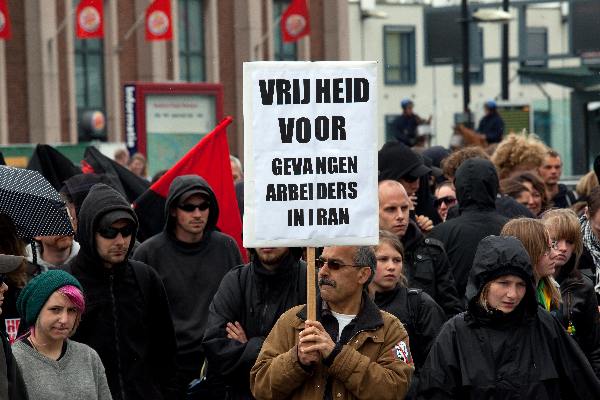 \"Nijmegen, 1-5-2010 .1 mei demonstratie voor radicaal andere samenleving vanaf het Stationsplein\"