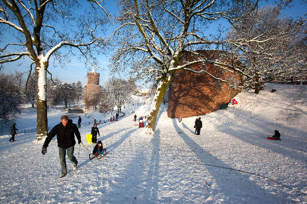 \"Nijmegen, 20-12-2010 .  Sleetje, slee rijden in Konenburgpark\"