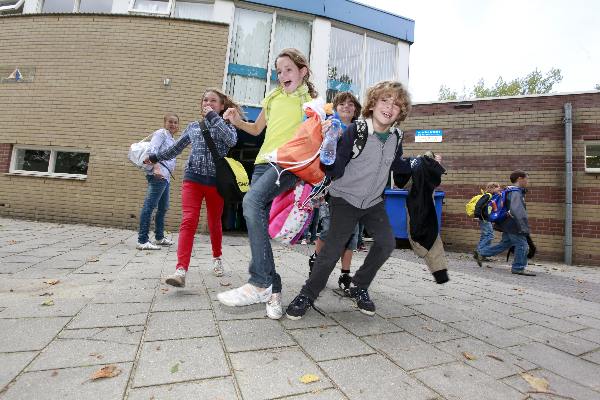 \"Beuningen, School de Zanddonk gaat uit met wachtende ouders en schreeuwende kinderen, schoolkinderen\"