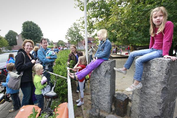 \"Beuningen, School de Zanddonk gaat uit met wachtende ouders en schreeuwende kinderen, schoolkinderen\"