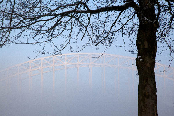 \"Nijmegen, 20-12-2010 . Mist aan de Waalkade met Waalbrug\"