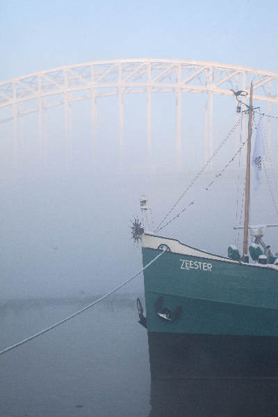 \"Nijmegen, 20-12-2010 . Mist aan de Waalkade met Waalbrug\"