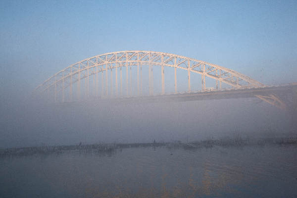 \"Nijmegen, 20-12-2010 . Mist aan de Waalkade met Waalbrug\"
