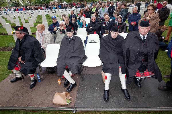 \"Groesbeek, 3-5-2010 . Koningin bezoekt Canadese oorlogsbegraafplaats ivm herdenking. met o.a Prick ea.\"