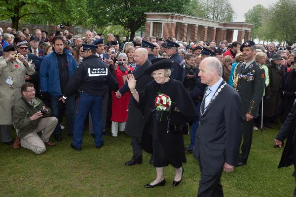\"Groesbeek, 3-5-2010 . Koningin bezoekt Canadese oorlogsbegraafplaats ivm herdenking. met o.a Prick ea.\"