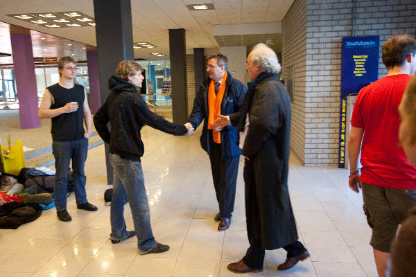 \"Nijmegen, 21-3-2011 . Bezetting Erasmsgebouw RU, Voorlichter Hooglugt en vice-voorzitter van college van bestuur A. Franken komen voor gesprek.\"