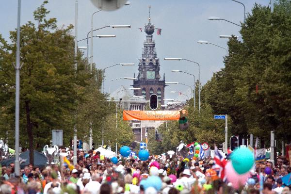 \"Nijmegen, 23-7-2010 . Zomerfeesten, Vierdaagse Intocht op Annastraat, Via Gladiola, met st. Stevenkerktoren in het verschiet...\"