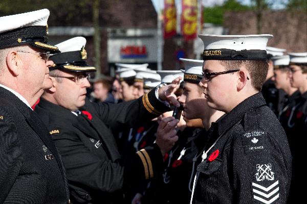 \"Groesbeek, 4-5-2010, 1700 Canadese jongeren lopen van centrum naar begraafplaats ivm 65 ste herdenking. Marinepeleton, Kapitein maakt foto van cadet\"