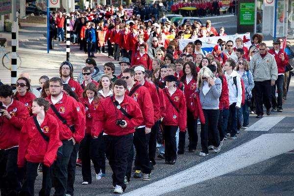 \"Groesbeek, 4-5-2010, 1700 Canadese jongeren lopen van centrum naar begraafplaats ivm 65 ste herdenking.\"