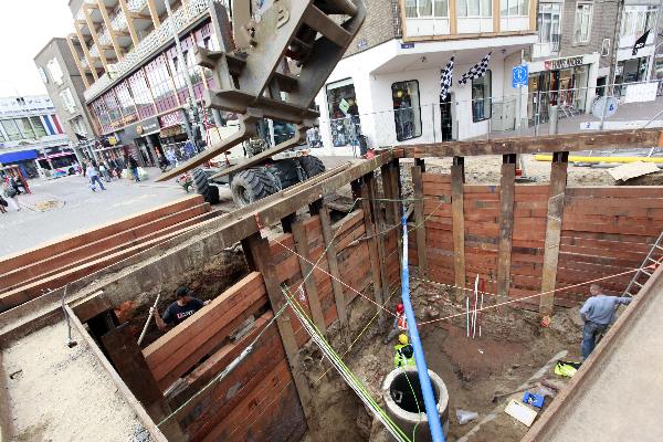 \"Nijmegen, 13-9-2010 . Bij werkzaamheden aan Plein 1944 in Nijmegen is vanmiddag een Middeleeuws keldercomplex opgegraven. Houtstraat/Augustijnenstraat\"