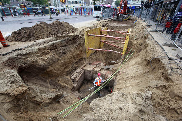 \"Nijmegen, 7-10-2010 . Gemeente is bezig met oprgravingen bij de houtstraat hoek plein 1944. Er zijn Middeleeuwse resten opgegraven door Roel Hoek en zijn mannen\"