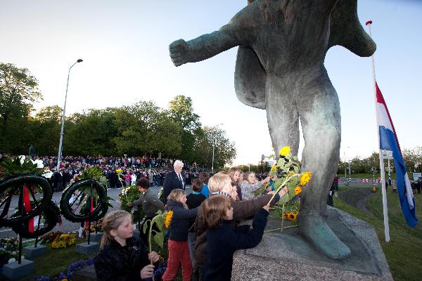 \"Nijmegen, 4-5-2010 . Dodenherdenking op Trajanusplein\"