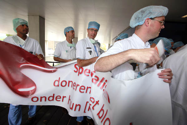 \"Nijmegen, 7-10-2010 . Specialisten, artsen van het CWZ overvallen/ protesteren bij de Bloedbank\"