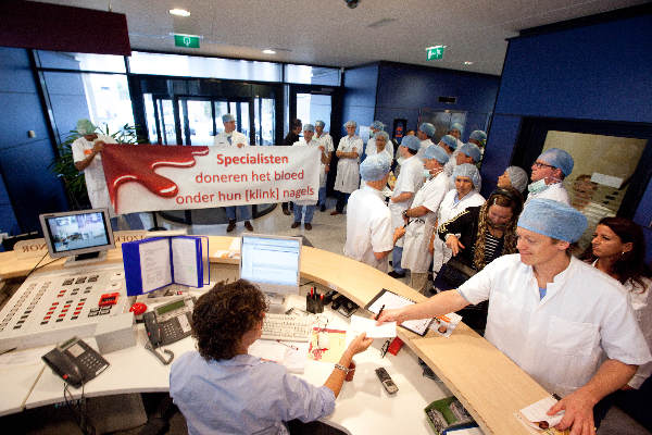 \"Nijmegen, 7-10-2010 . Specialisten, artsen van het CWZ overvallen/ protesteren bij de Bloedbank\"