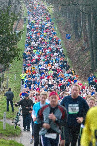 \"Nijmegen, 21-11-2010 . Te fiets op de  zesde van de Zevenheuvelenloop 2010. lopers\"