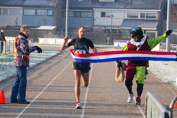 \"Bemmel, HARDLOPEN: Zwarte Pietenloop van Bemmel winnaar 5 km.\"