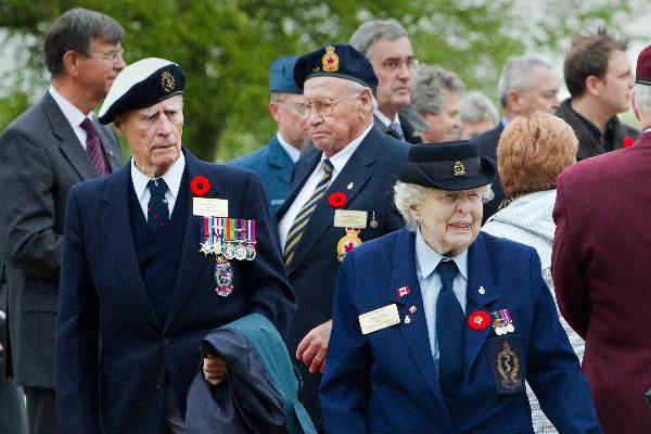 \"Groesbeek, 3-5-2010 . Koningin bezoekt Canadese oorlogsbegraafplaats ivm herdenking. met o.a Prick ea.\"