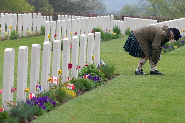 \"Groesbeek, 3-5-2010 . Koningin bezoekt Canadese oorlogsbegraafplaats ivm herdenking. met o.a Prick ea.en veel veteranen\"