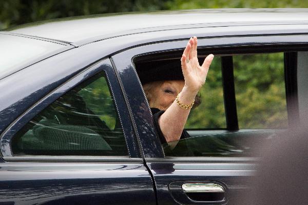 \"Groesbeek, 3-5-2010 . Koningin bezoekt Canadese oorlogsbegraafplaats ivm herdenking. met o.a Prick ea.en veel veteranen\"