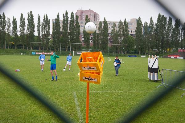 \"Nijmegen, 1-6-2010 . amateurvoetballers gaan proberen een voetbal in een aantal openingen te schoppen. Een van de \'holes\' is een aude opgepimpte fiat 127. Ze moeten proberen de bal daarin te schieten, of 2 kratjes van een standaard, sportcompllex Quick dennenweg\"