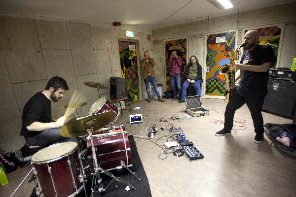 \"Nijmegen, 1-2-2012 . Ojc Staddijk, clubhuis, jongeren. met kickbosen, Marrokaanse waterpijp rokers, rappers en grunge-jazz muziek\"
