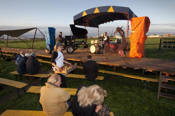 \"Nijmegen, 1-9-2011 . De Tafel van de Idee  (120 meter lang) staat aan de Oosterhoutsedkijk bij de spoorbrug ter hoogte van fort Beneden Lent in het weiland. Michiel Braam pianist en Fred van Duijnhoven drummer geven er een improvisatie ontbijtconcert\"