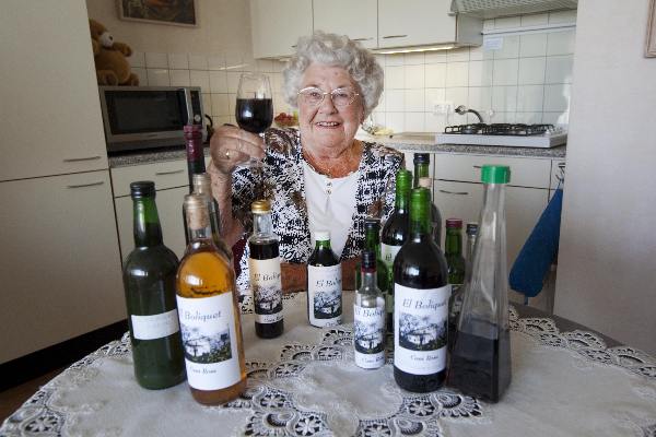\"Nijmegen, 1-9-2011 . Leny Kersten, wijnmaakster van 80 jaar\"
