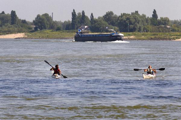 \"Nijmegen, 2-8-2011 . 2 jongens volgen per kajak de Rijn, Waal van Zwitserland tot Rotterdam\"