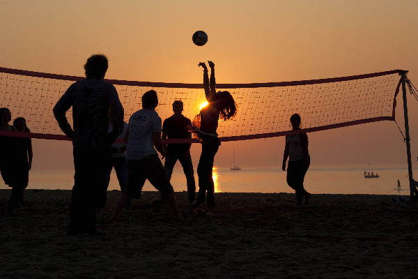 \"Scheveingen, 2-10-2011 . Volleybal aan het strand bij zonsondergang\"