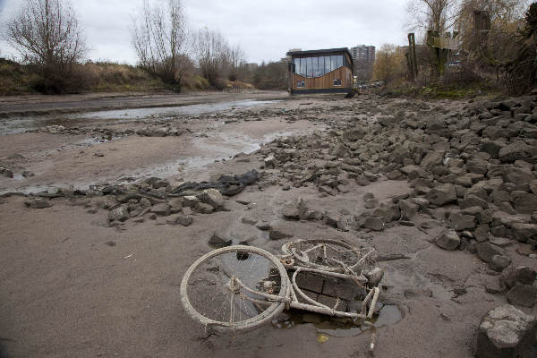 \"Nijmegen, 4-12-2011 . Laagwater in het haventje. Woonboten raken de bodem, ouwe ankers en fietsen komen boven\"